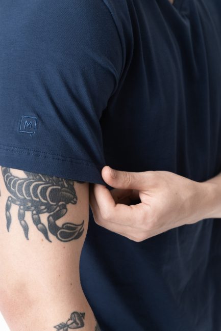 Camiseta Minimal Azul - Detalhe